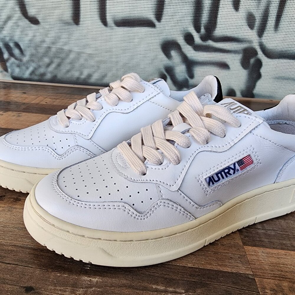 AUTRY Medalist Low-Top Women Leather Sneakers LL22 - Picture 7 of 12